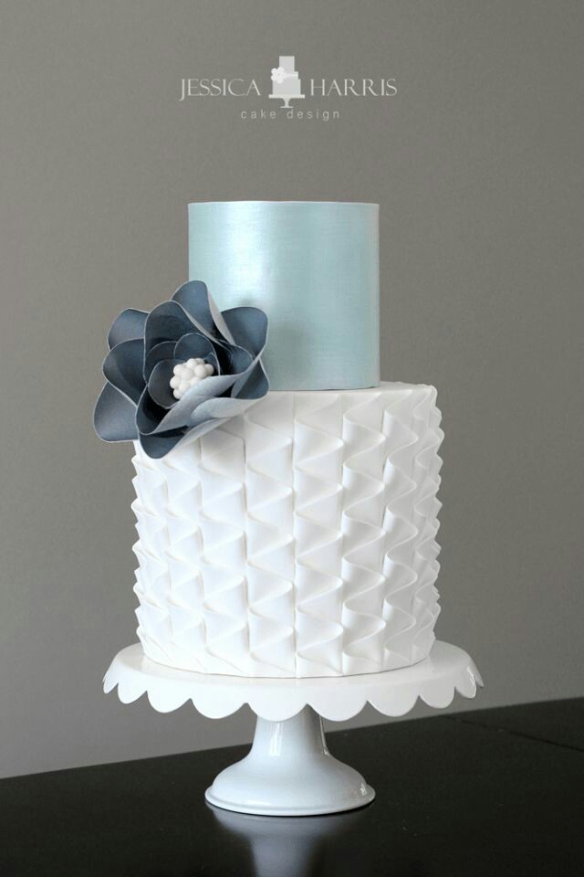 کیک تمام فوندات آبی سفید مدرن