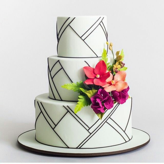 کیک تمام فوندات سفید طرح دار با گل