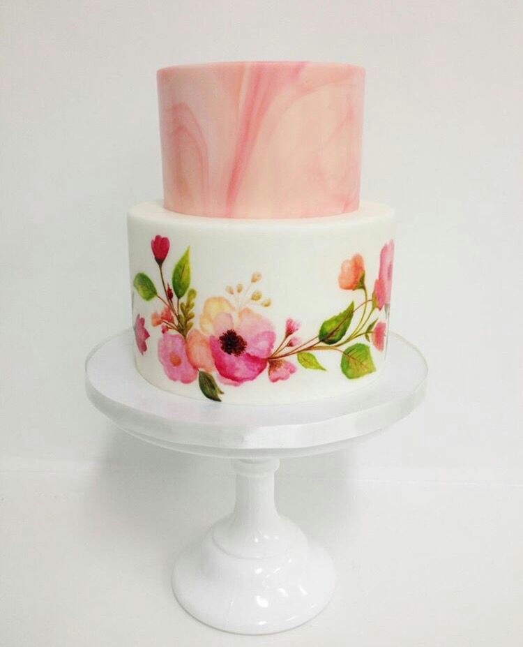 کیک تمام فوندات سفید با طرح گل های یاسی