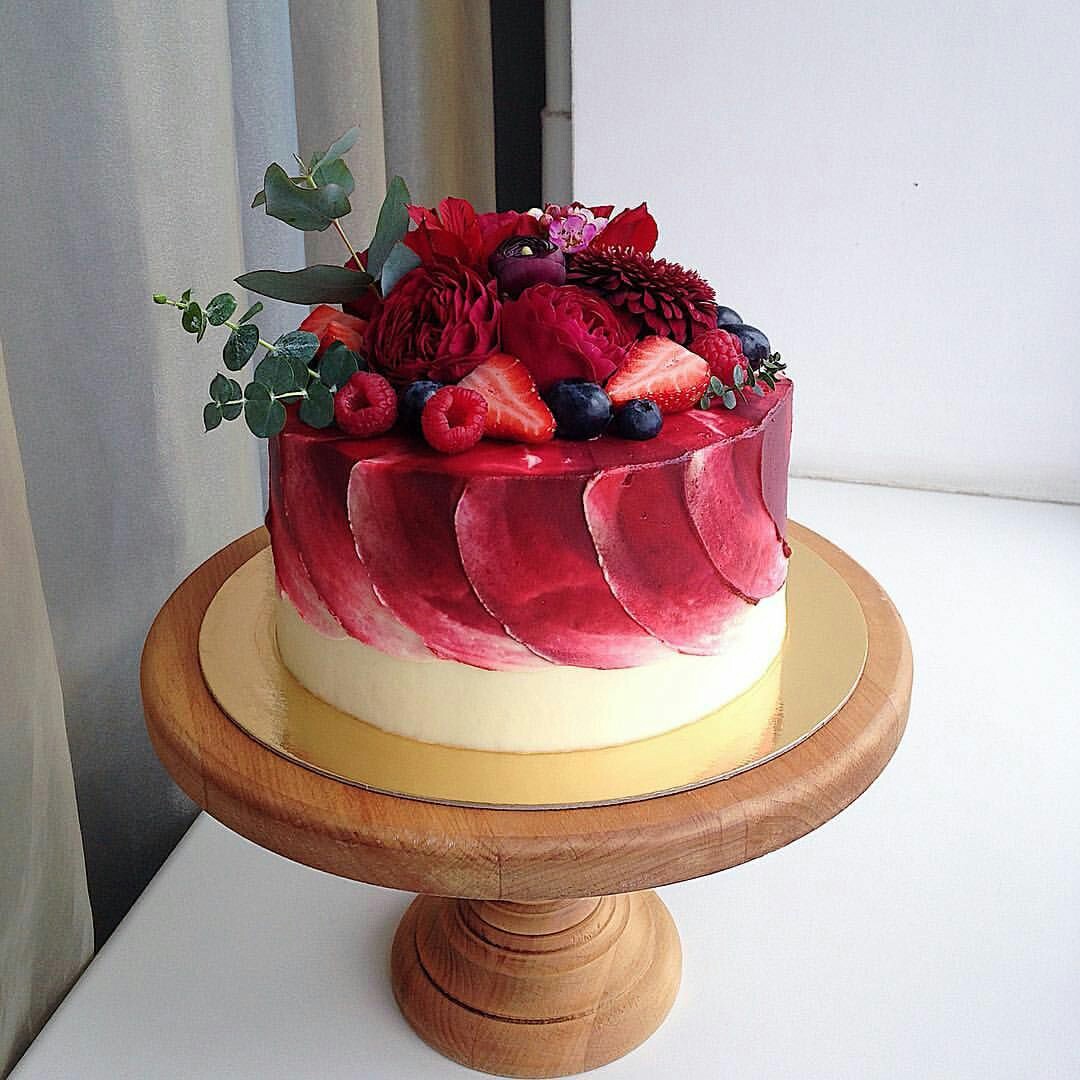 کیک خامه ای سفید قرمز