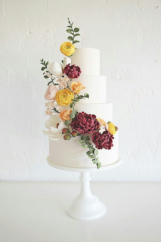 کیک عروسی تمام فوندات مدرن سفید با گل