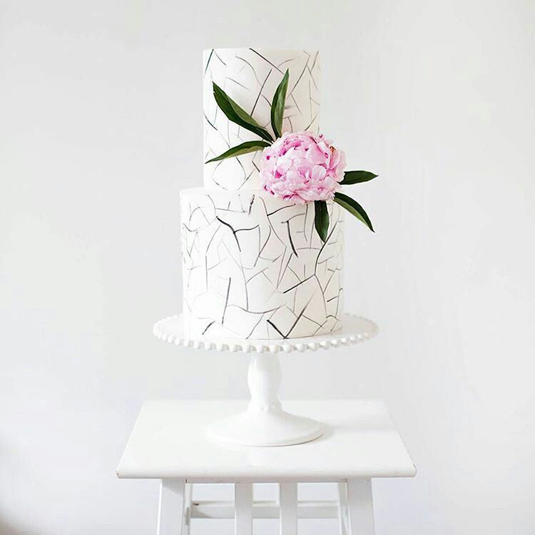 کیک عروسی تمام فوندات مدرن طرح دار با گل