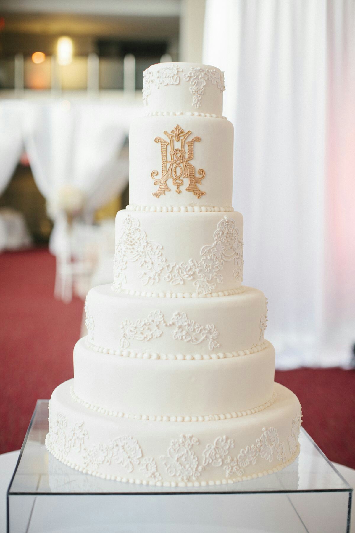 کیک تمام فوندات سفید با لوگوی طلایی