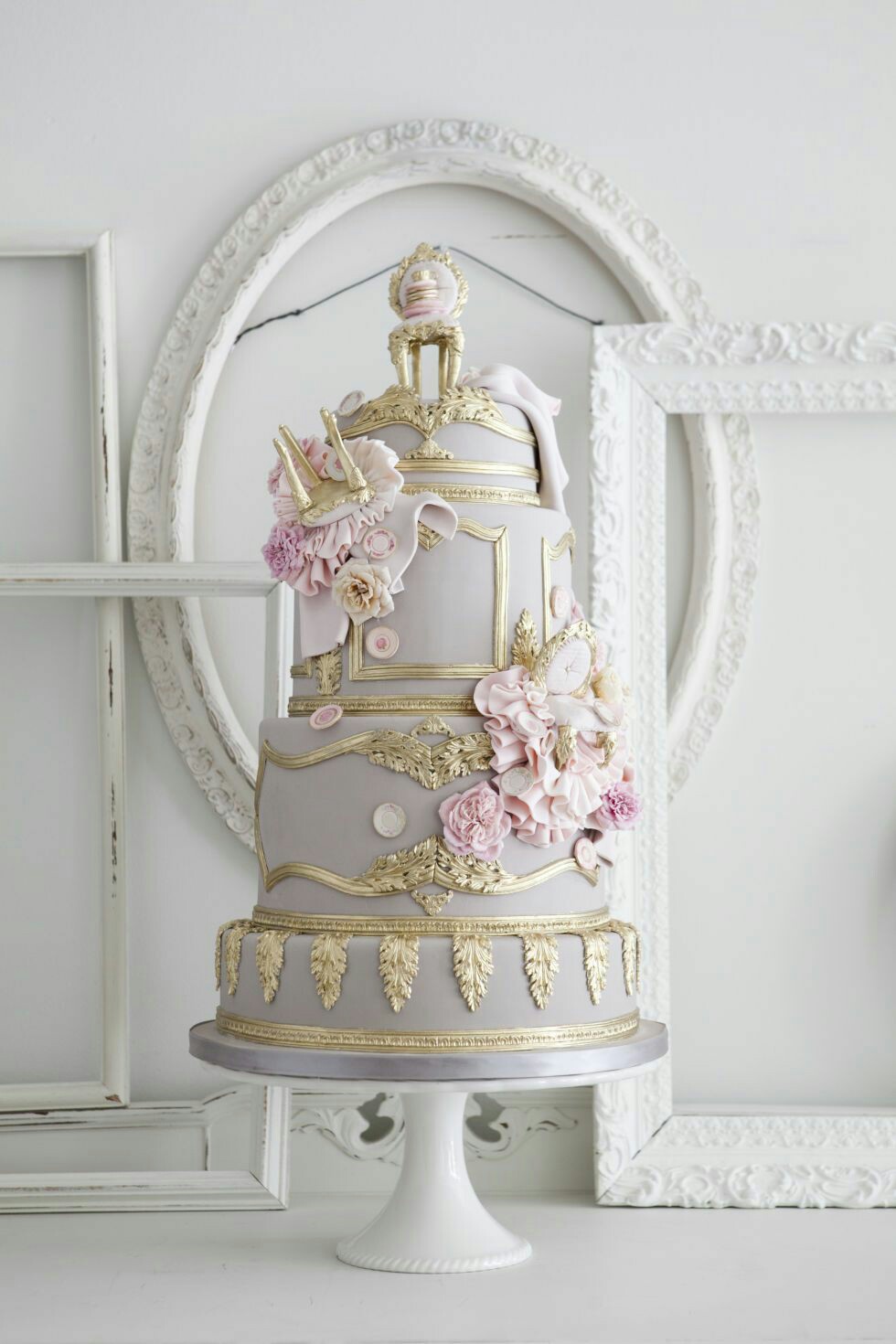 کیک تمام فوندانت سفید و طلایی