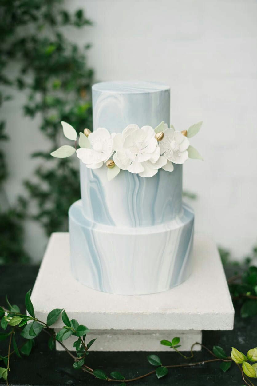 کیک تمام فوندانت استوانه ای سفید آبی