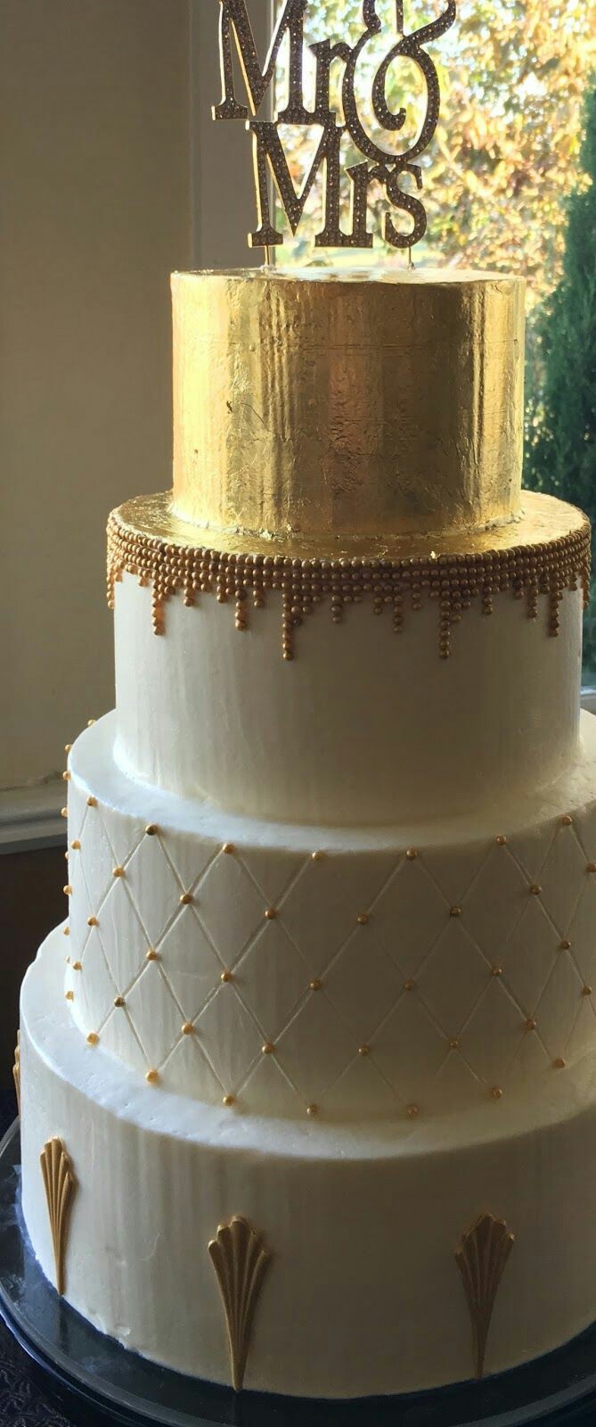 کیک تمام فوندانت با مروارید های طلایی