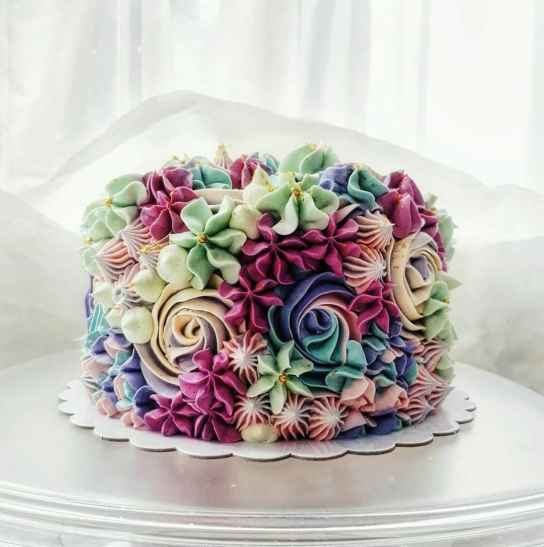 کیک تمام خامه با طرح گل