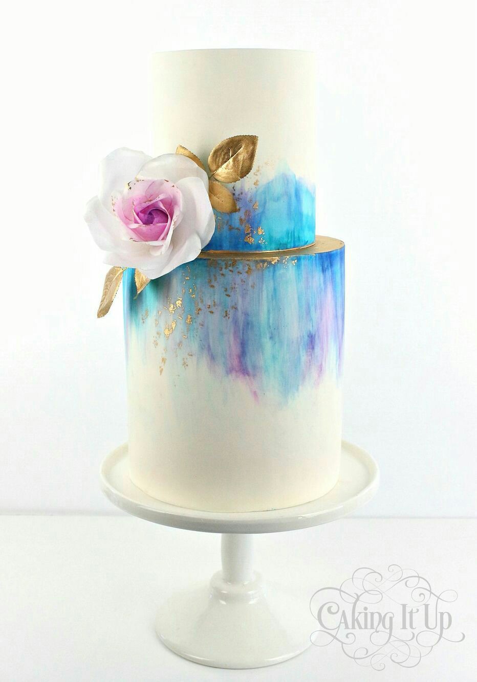 کیک تمام فوندانت استوانه ای آبی سفید