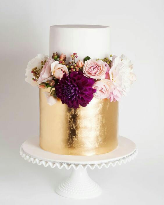 کیک تمام فوندانت طلایی سفید