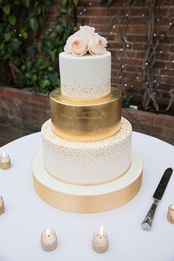 کیک تمام فوندانت دایره ای تم سفید طلایی