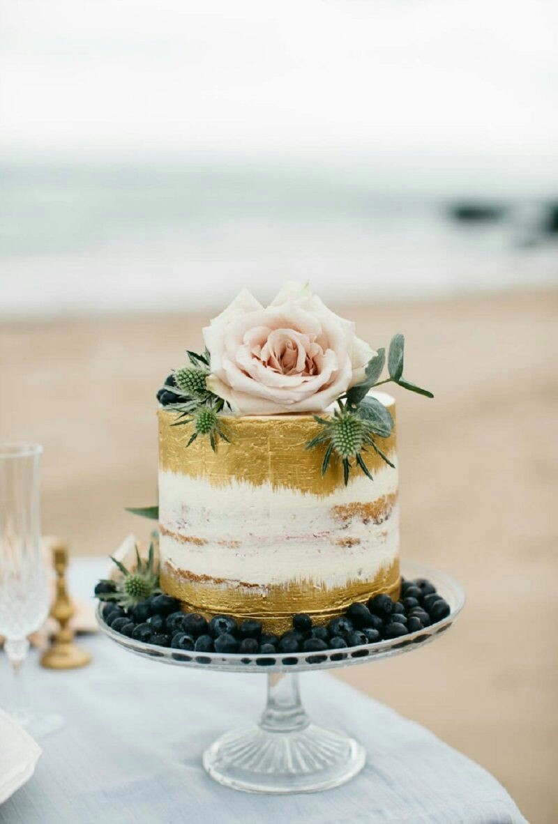 کیک خامه ای سفید با رگه های طلایی