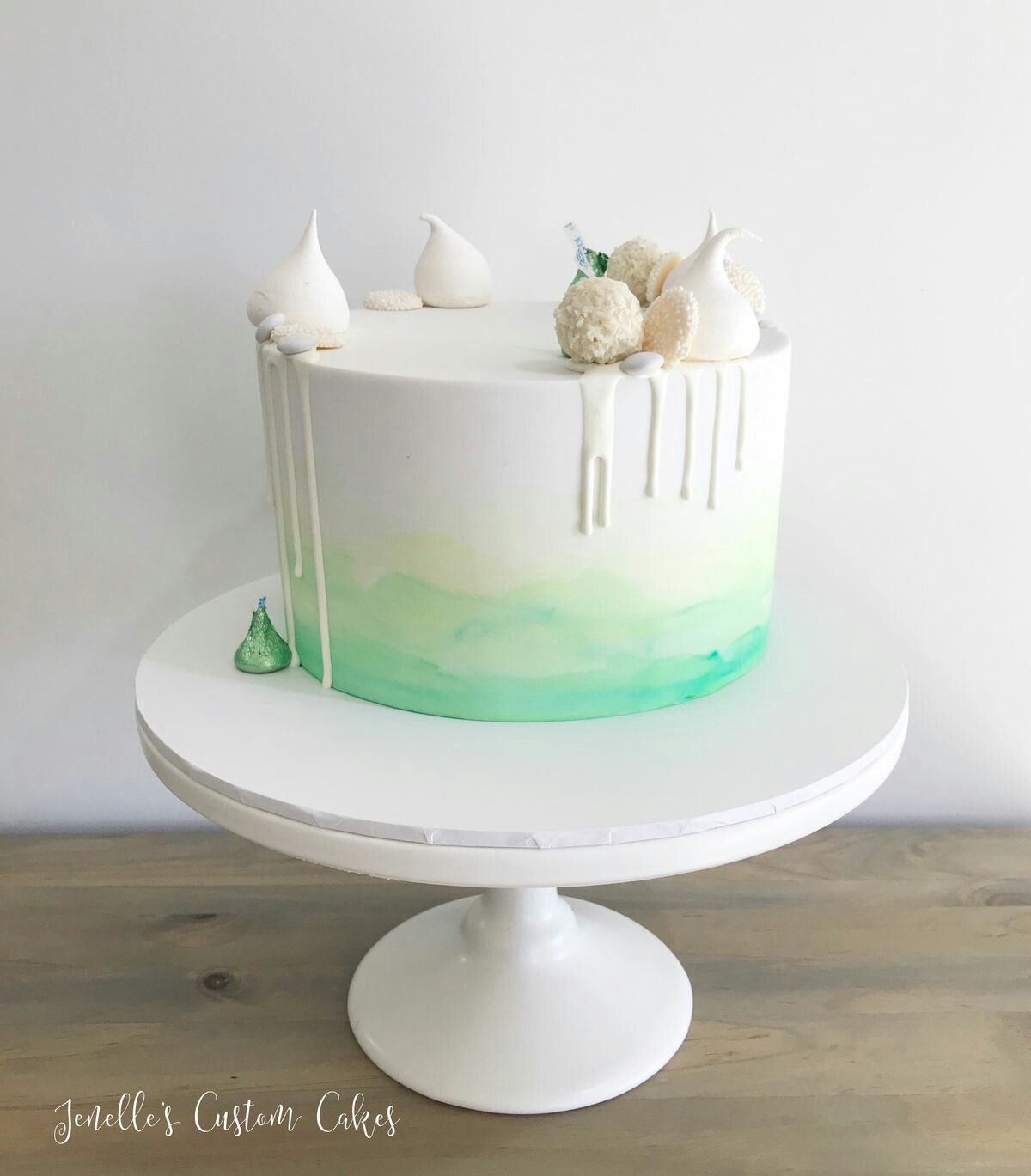 کیک خامه ای سبز و سفید