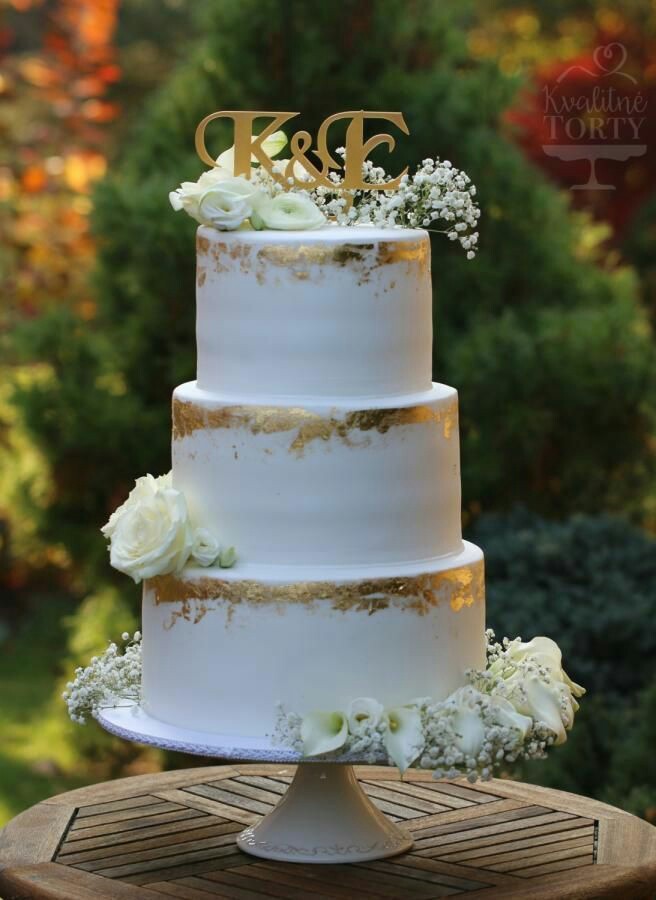 کیک تمام فوندانت دایره ای طلایی سفید