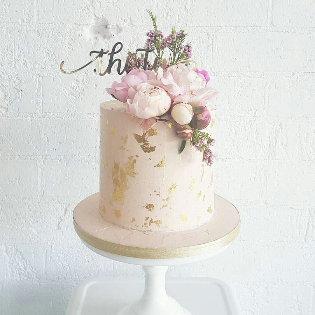 کیک تمام فوندانت استوانه ای سفید تزیین گل