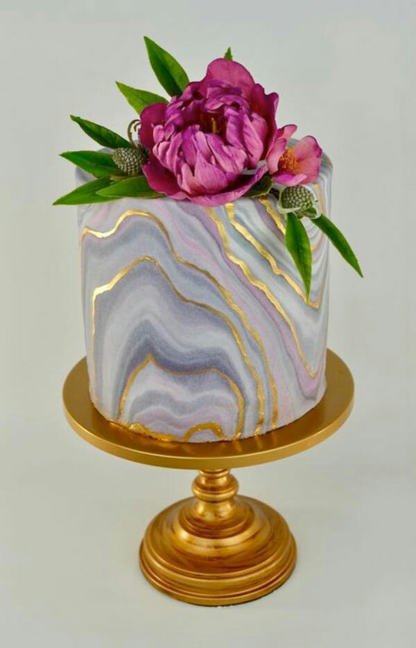 کیک تمام فوندانت استوانه طوسی طلایی
