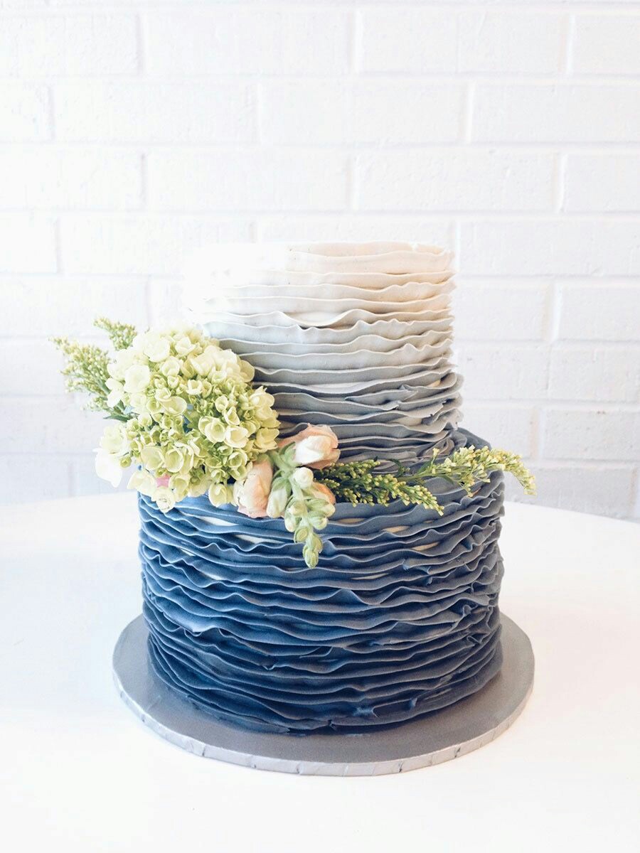 کیک تمام فوندانت موج دار آبی سفید