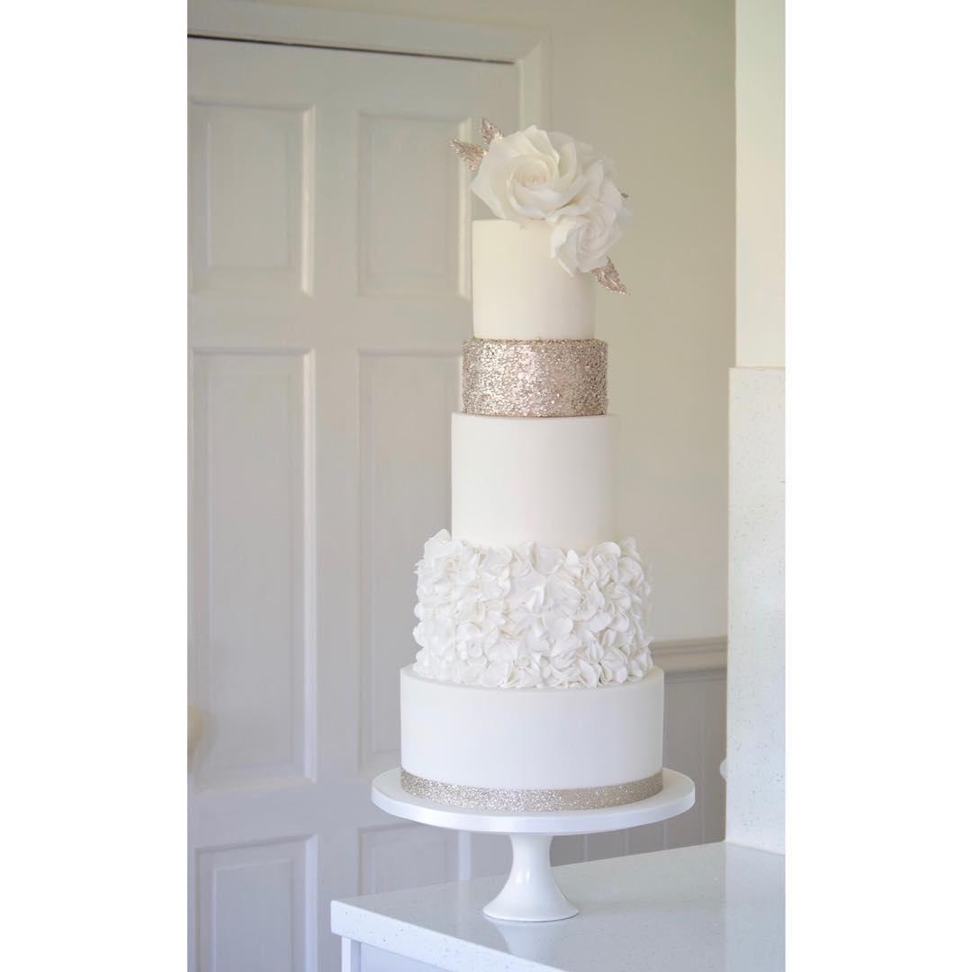 کیک تمام فوندانت عروسی طرح طلایی سفید