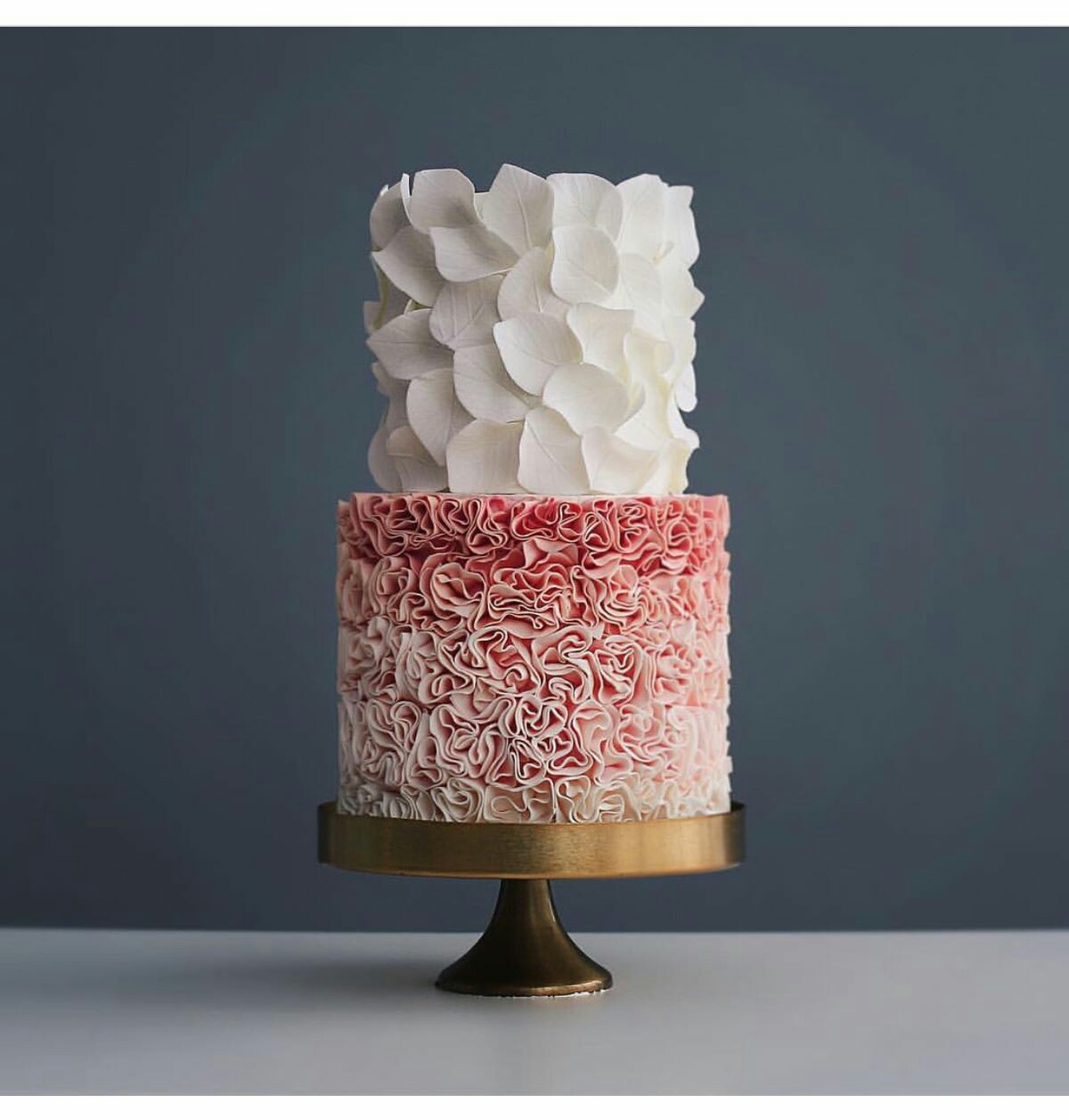 کیک تمام فوندانت طرح گلبرگ های سفید