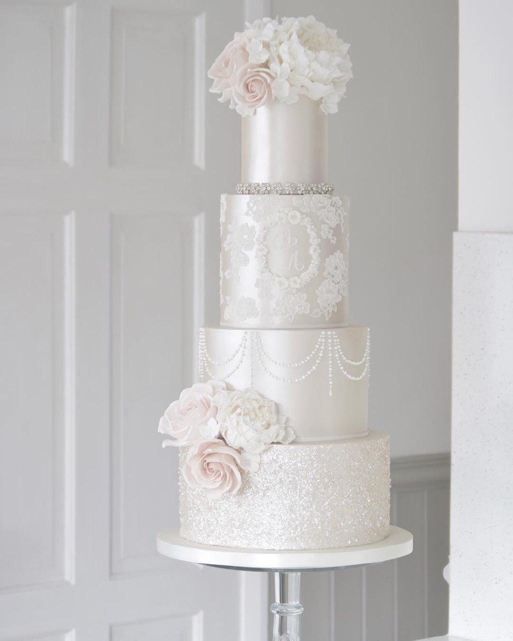 کیک تمام فوندانت عروسی طرح سفید صدفی