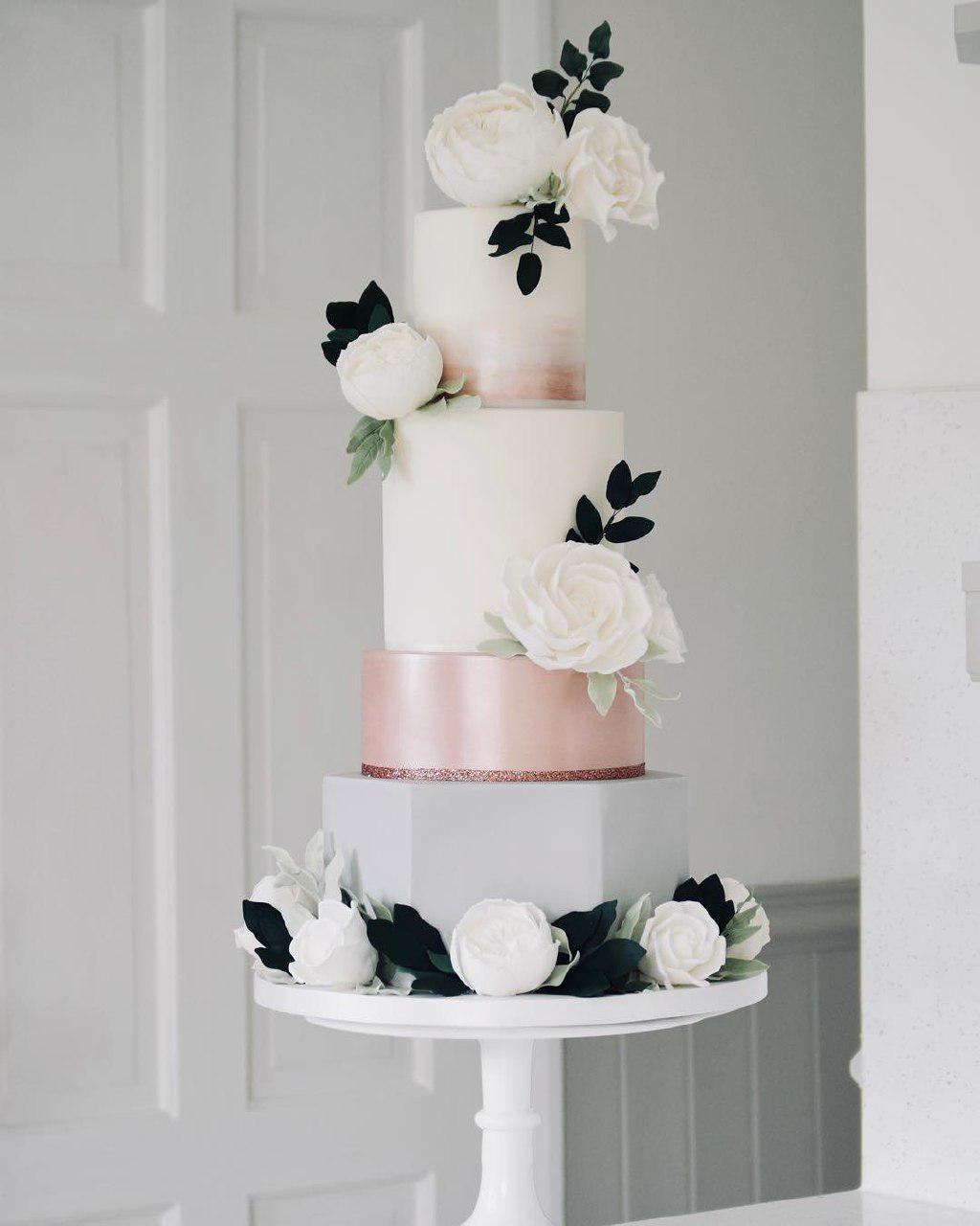 کیک تمام فوندانت عروسی طرح شش ضلعی
