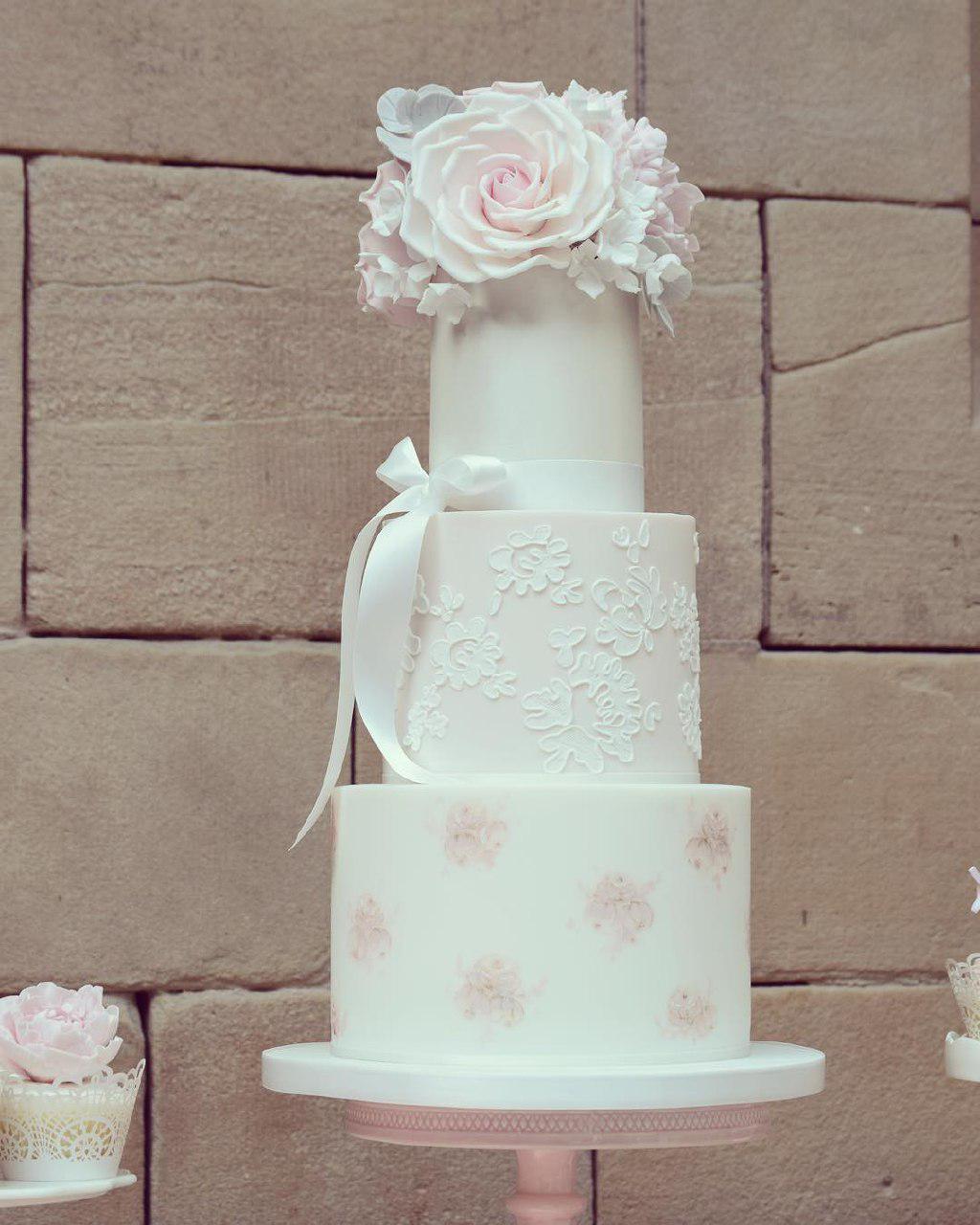 کیک تمام فوندانت عروسی طرح گلدار صورتی