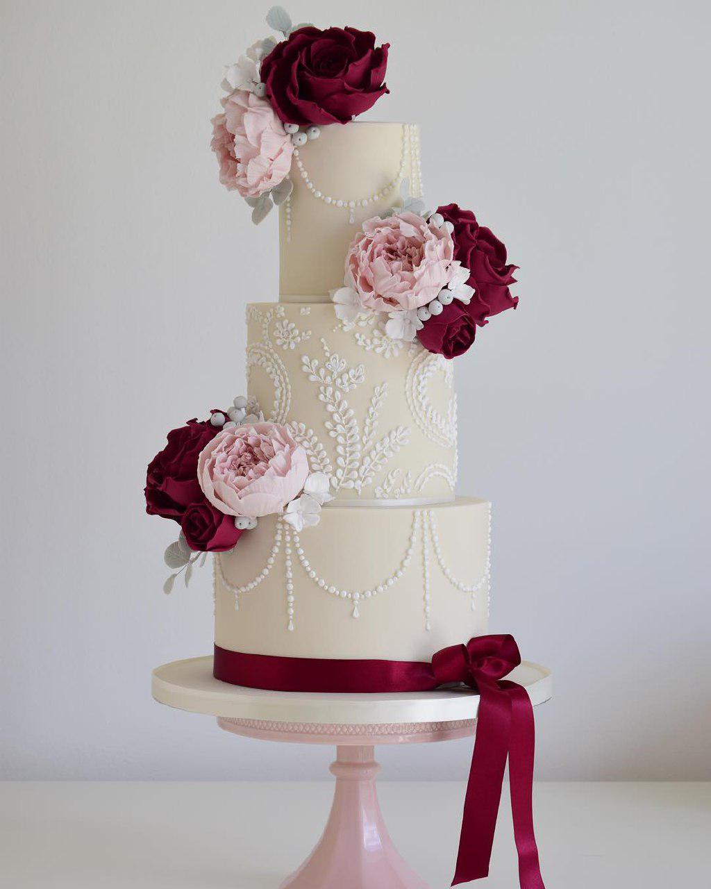 کیک تمام فوندانت عروسی طرح پاپیون قرمز