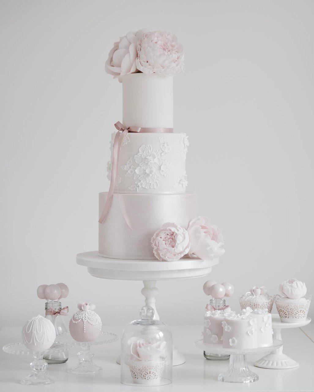 کیک تمام فوندانت عروسی طرح سفید صورتی