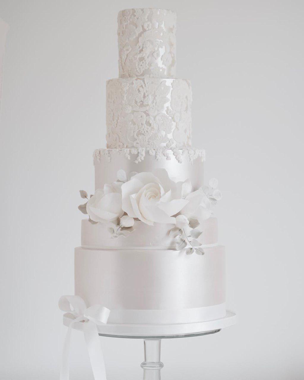 کیک تمام فوندانت عروسی طرح پاپیون سفید