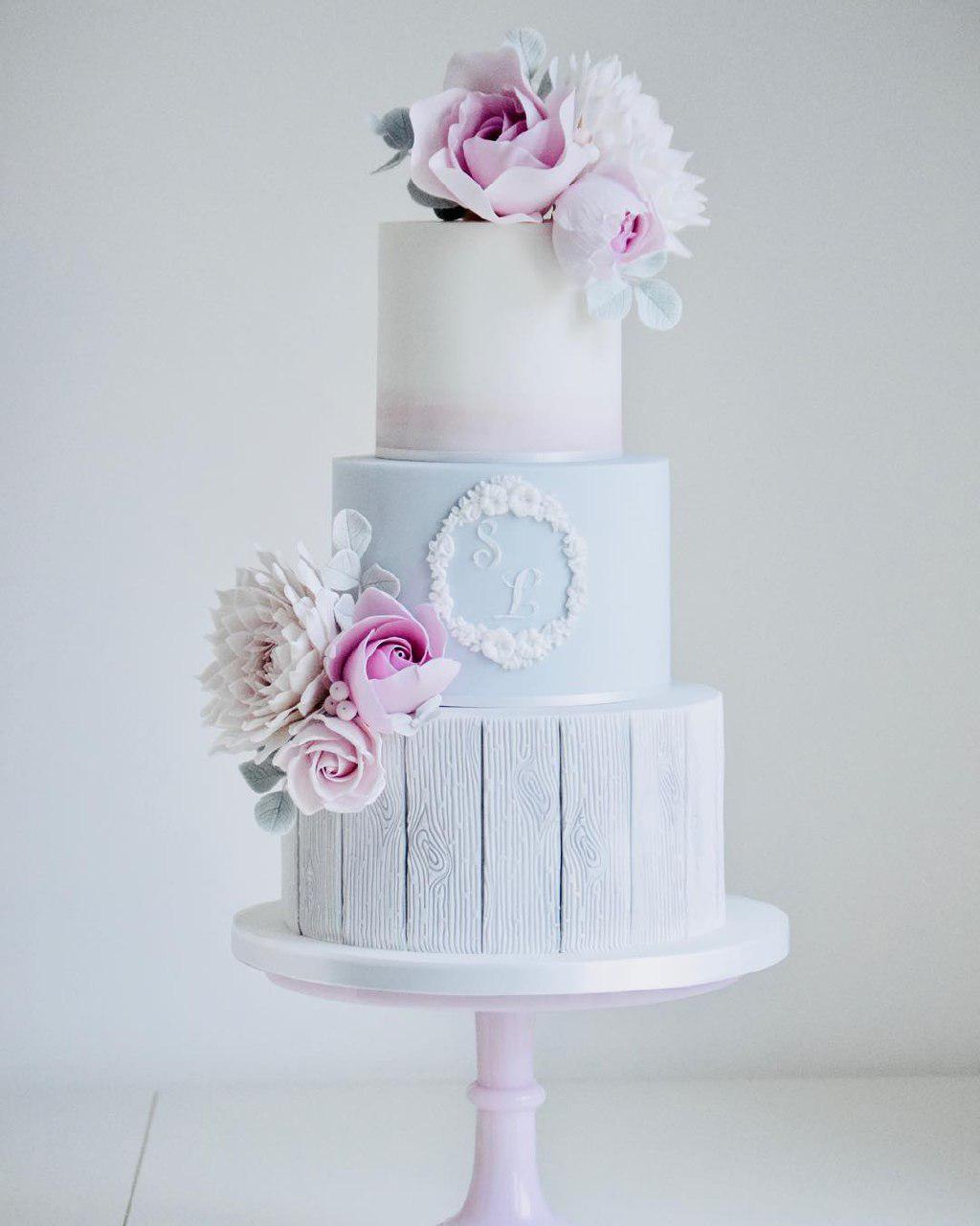 کیک تمام فوندانت عروسی طرح SL چوبی